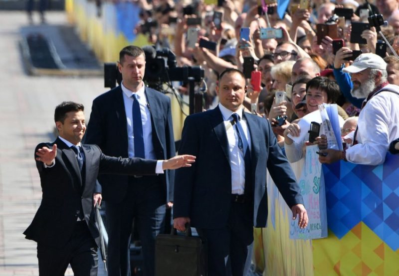 Jaunais Ukrainas prezidents Volodimirs Zelenskis pirmdien tūlīt pēc stāšanās paziņoja par valsts parlamenta atlaišanu, kā arī ierosinājis valdībai demisionēt.