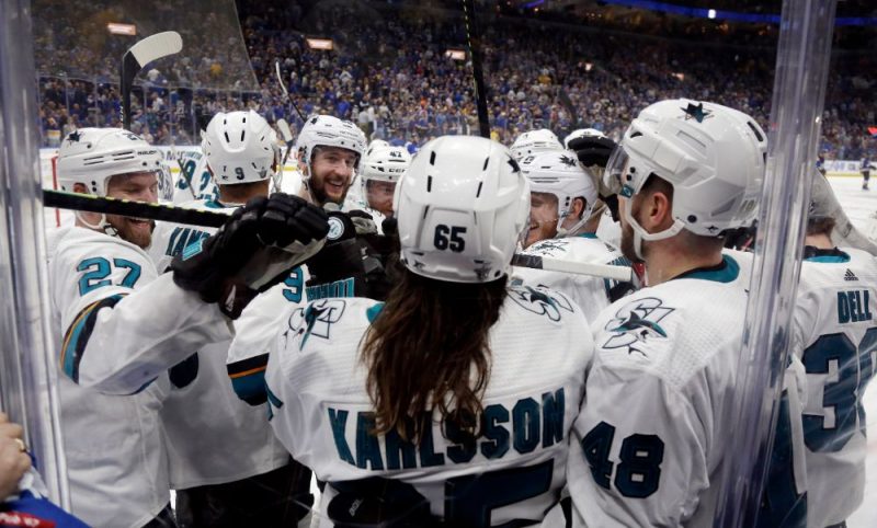 “Sharks” hokejisti sveic Ēriku Kārlsonu ar uzvaras vārtiem.