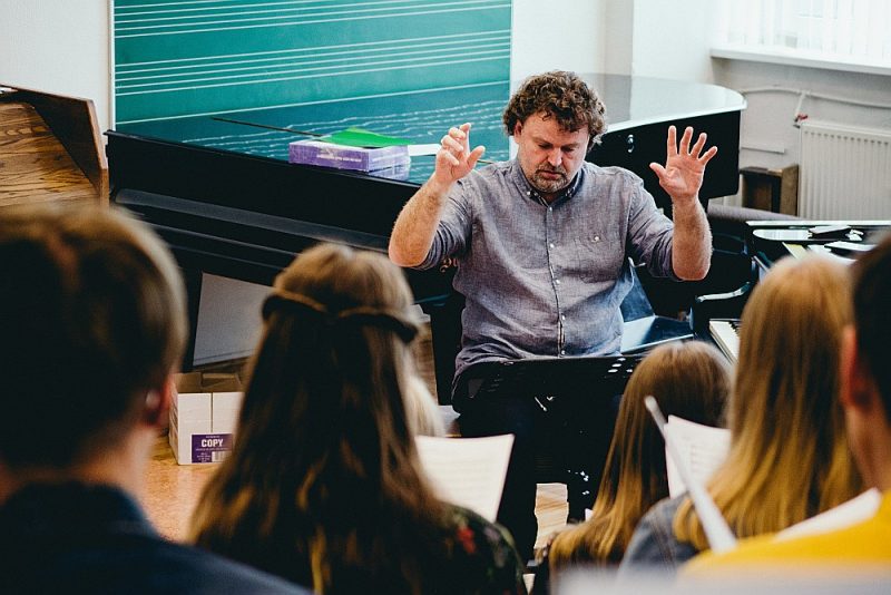 Meistari un jaunie mākslinieki diriģenta Mārtiņa Klišāna vadībā mēģina kopā, jo rītvakar uz Ķīpsalas halles skatuves gaidāmas interesantas un radošas satikšanās.