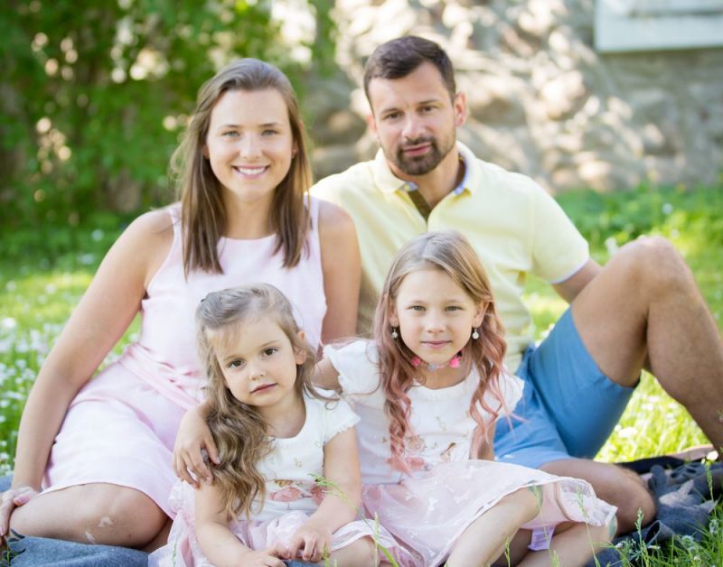 Jana un Martins audzina divas meitiņas atzīstot, ka bērni ir ārkārtīgi liela un neizmērojama laime. Martai ir četri, bet vecākajai meitai Magdai vasarā paliks septiņi gadi un septembrī viņa uzsāks gaitas pirmajā klasē.