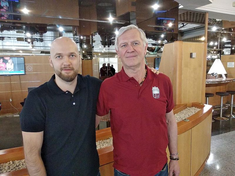 Tomašs Tomīks (no labās) atradis kopīgu valodu ar Latvijas izlases delegāciju, tostarp preses sekretāru Edgaru Garosu.