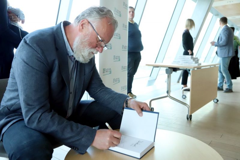 Dainis Dukurs grāmatas “Dukuri. Ledus karaļi dzīvē” atvēršanā Latvijas Nacionālajā bibliotēkā.