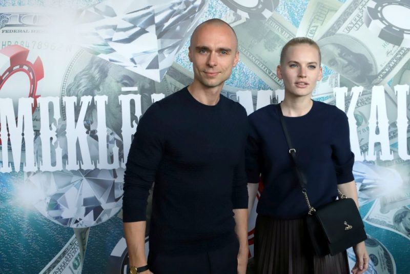 Mūziķis Dons kopā ar modeli Madaru Mālmani apmeklē Kaspara Rogas filmas pirmizrādi.