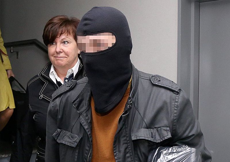 Rīgas Tūrisma attīstības biroja valdes locekle un partijas “Gods kalpot Rīgai” valdes locekle Vita Jermoloviča kopā ar maskās tērptiem Korupcijas novēršanas un apkarošanas biroja darbiniekiem pamet RTAB telpas.
