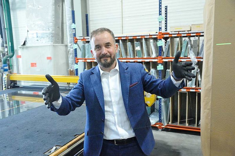 SIA “GroGlass” dibinātājs un valdes priekšsēdētājs Aleksandrs Kelbergs: “GroGlass” ir vadošās pozīcijas Eiropas tirgū ar 80% tirgus stiklam, kas tiek izmantots mākslas darbu pārklāšanai.”