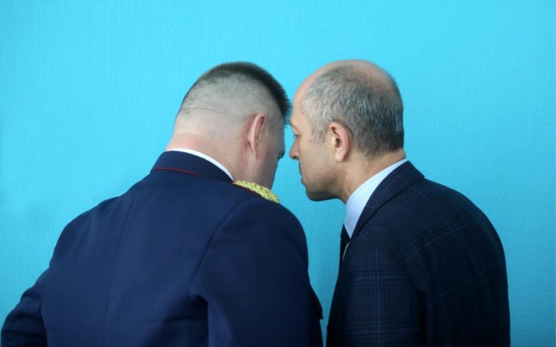 Valsts policijas priekšnieks Ints Ķuzis (no kreisās) un Rīgas domes priekšsēdētāja pienākumu izpildītājs, vicemērs Oļegs Burovs pēc preses konferences, kurā informēja par satiksmes atjaunošanas iespējām uz Augusta Deglava ielas satiksmes pārvada.