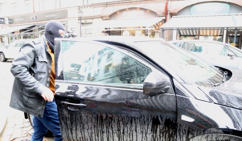 Korupcijas novēršanas un apkarošanas biroja automašīna, ar kuru tika aizvesta Rīgas tūrisma attīstības biroja valdes (RTAB) locekle un partijas “Gods kalpot Rīgai” valdes locekle Vita Jermoloviča pēc kratīšanas RTAB telpās saistībā ar uzsākto kriminālprocesu pret Rīgas domes nodibinājuma “Rīgas Tūrisma attīstības birojs” amatpersonām par budžeta līdzekļu izšķērdēšanu, dokumentu viltošanu, viltotu dokumentu izmantošanu un krāpšanu.