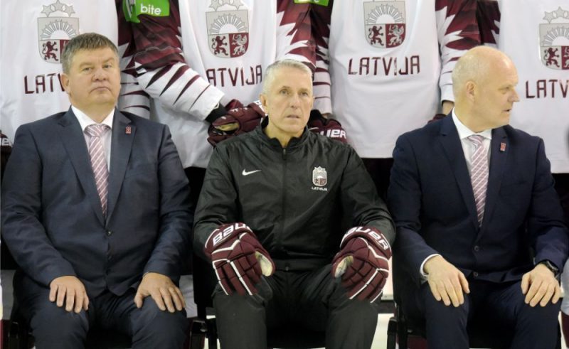 Bobs Hārtlijs (centrā) ar Latvijas hokeja stūresvīriem Aigaru Kalvīti un Viesturu Koziolu.