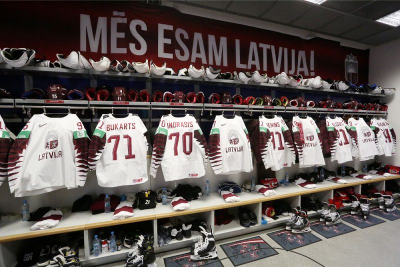 Latvijas hokeja izlases ģērbtuve.