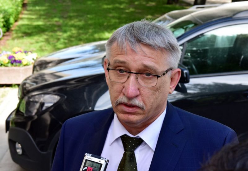 Ģenerālprokurors Ēriks Kalnmeiers atbild uz žurnālistu jautājumiem pēc tieslietu ministra paziņojuma, izvērtēt viņa atbilstību ģenerālprokurora amatam, 17.05.2019.