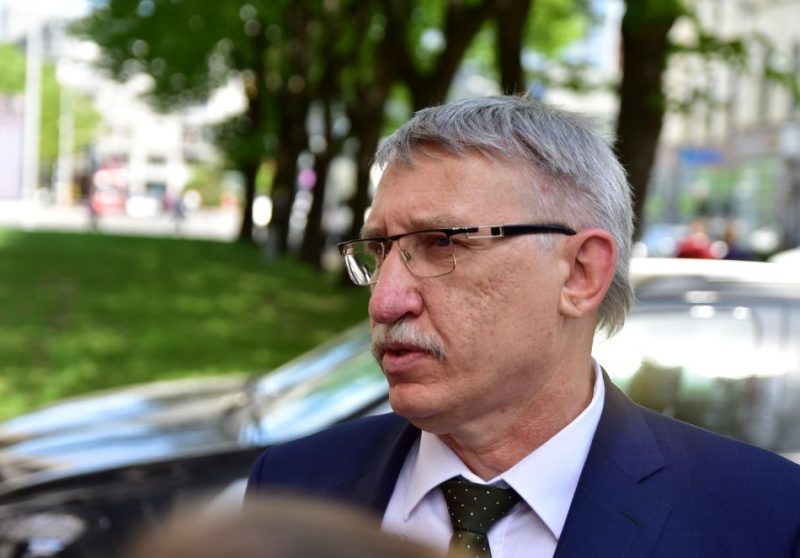 Ģenerālprokurors Ēriks Kalnmeiers atbild uz žurnālistu jautājumiem pēc tieslietu ministra paziņojuma, izvērtēt viņa atbilstību ģenerālprokurora amatam.