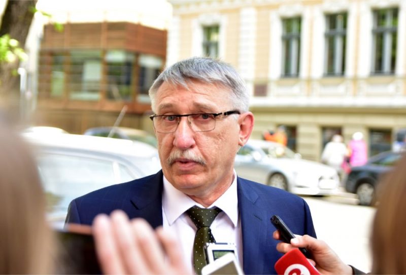 Ģenerālprokurors Ēriks Kalnmeiers atbild uz žurnālistu jautājumiem pēc tieslietu ministra paziņojuma, izvērtēt viņa atbilstību ģenerālprokurora amatam.