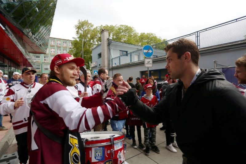 Kristaps Sotnieks (no labās) ar Latvijas izlases atbalstītāju.