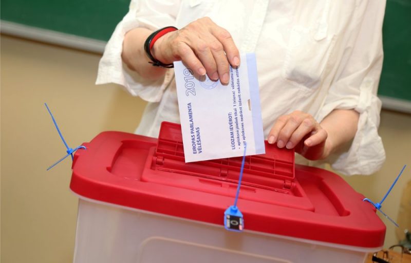Cilvēki ieradušies nodot savas balsis iepriekšējā balsošanā Eiropas Parlamenta vēlēšanās, 22.05.2019.
