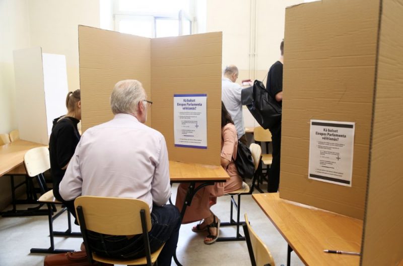 Cilvēki ieradušies nodot savas balsis iepriekšējā balsošanā Eiropas Parlamenta vēlēšanās, 22.05.2019.