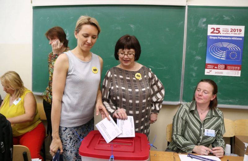 Cilvēki ieradušies nodot savas balsis iepriekšējā balsošanā Eiropas Parlamenta vēlēšanās, 22.05.2019.
