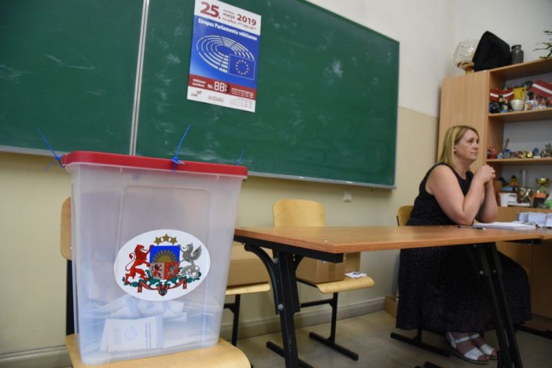Vēlešanu zīmes Eiropas Parlamenta (EP) vēlēšanu 3.iecirknī Rīgas Valsts 1.ģimnāzijā, kurā tiešsaistes datu apmaiņas sistēmas traucējumu dēļ šodien iespējams balsot tikai reģistrētiem vēlētājiem.
