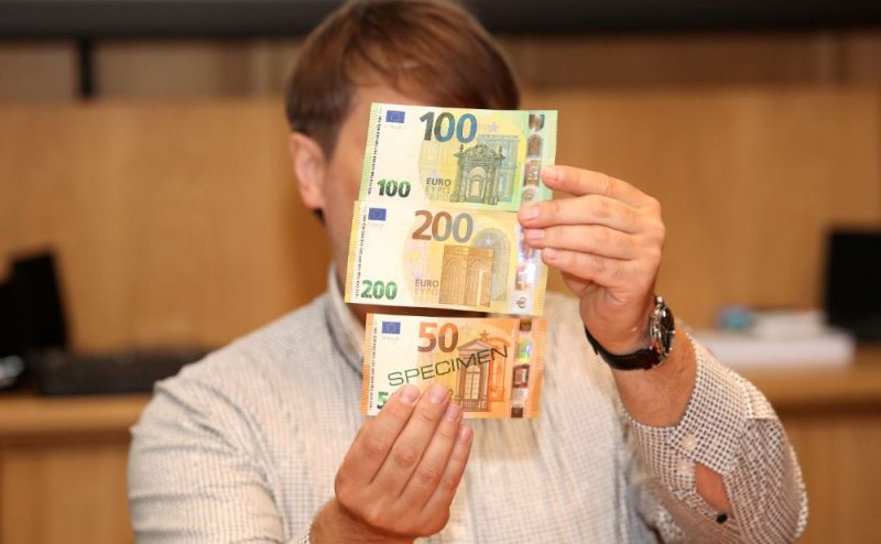 Informē par jaunās sērijas 100 un 200 eiro banknotēm.