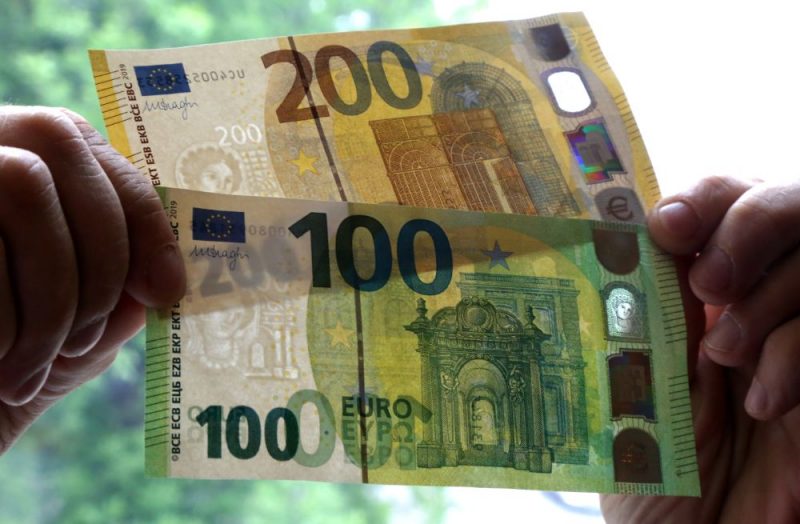 Informē par jaunās sērijas 100 un 200 eiro banknotēm.