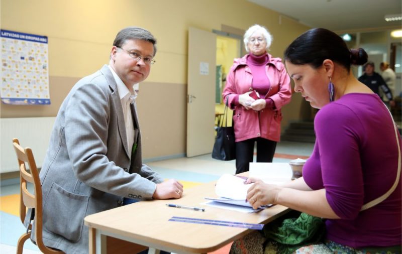 Eiropas Komisijas viceprezidents Valdis Dombrovskis piedalās Eiropas Parlamenta vēlēšanās 85.vēlēšanu iecirknī Rīgas Teikas vidusskolā, 25.05.2019.