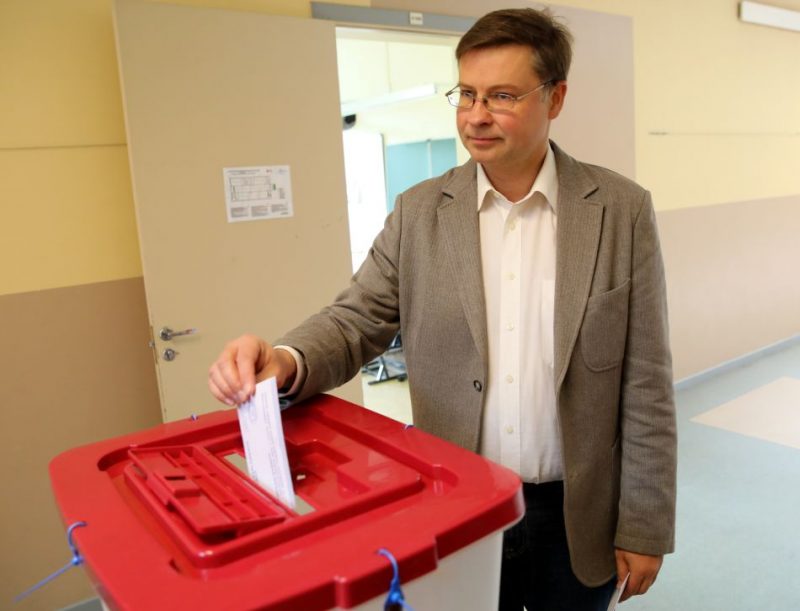 Eiropas Komisijas viceprezidents Valdis Dombrovskis nodod balsi Eiropas Parlamenta vēlēšanās 85.vēlēšanu iecirknī Rīgas Teikas vidusskolā.