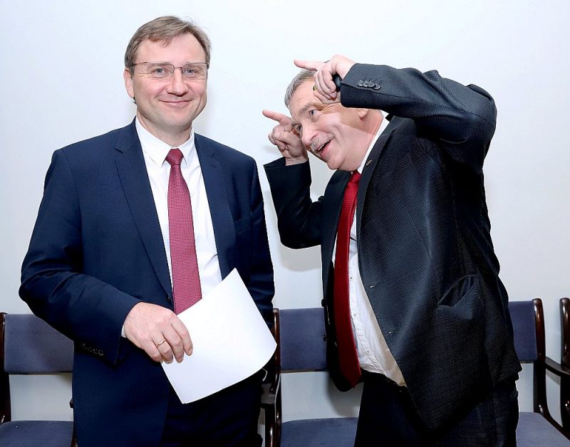 Latvijas Universitātes rektora amata kandidātu debates bija gana nopietnas, taču pirms abu pretendentu vakardienas saspringtā dueļa Indriķis Muižnieks (no labās) saglabāja možu garu un humora izjūtu, nodemonstrējot “Latvijas Avīzes” fotogrāfei vienu no cīņas paņēmieniem pret savu konkurentu Gundaru Bērziņu.