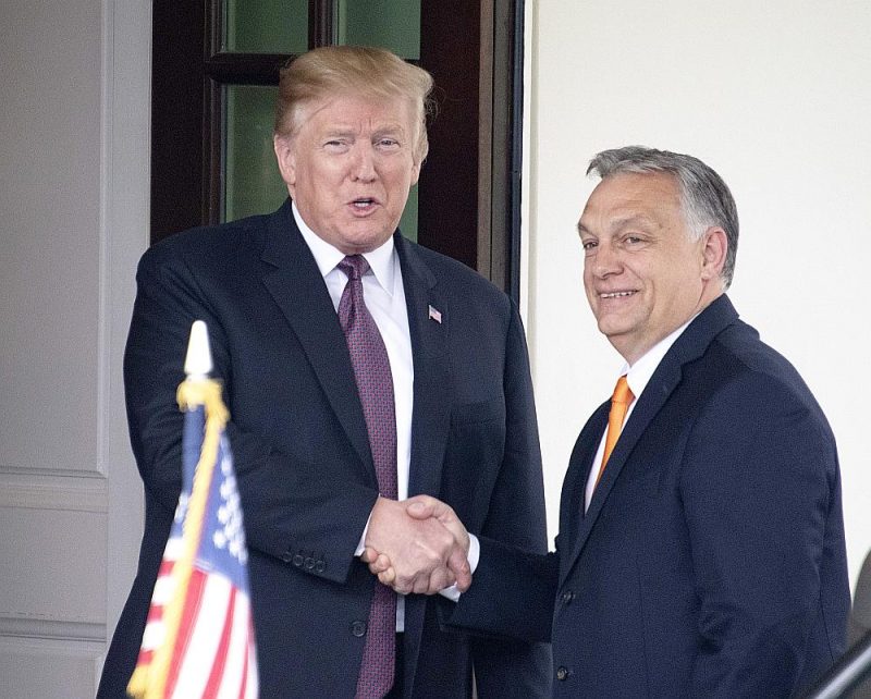 ASV prezidents Donalds Tramps (no kreisās) izteica Ungārijas premjerministram Viktoram Orbānam visaugstāko iespējamo uzslavu, salīdzinot viņu ar sevi.