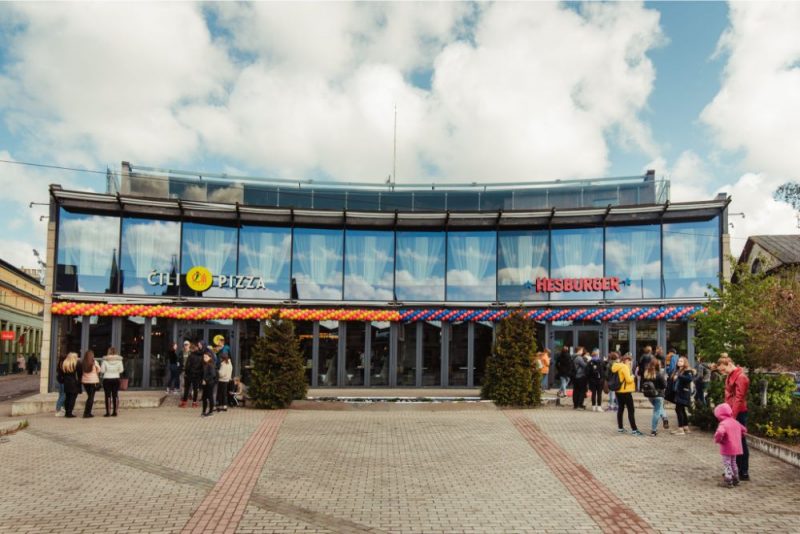 Investējot 1,4 miljonus eiro ēkas iegādē un telpu modernizācijā ,“Hesburger” Liepājā atver trešo ēdināšanas vietu