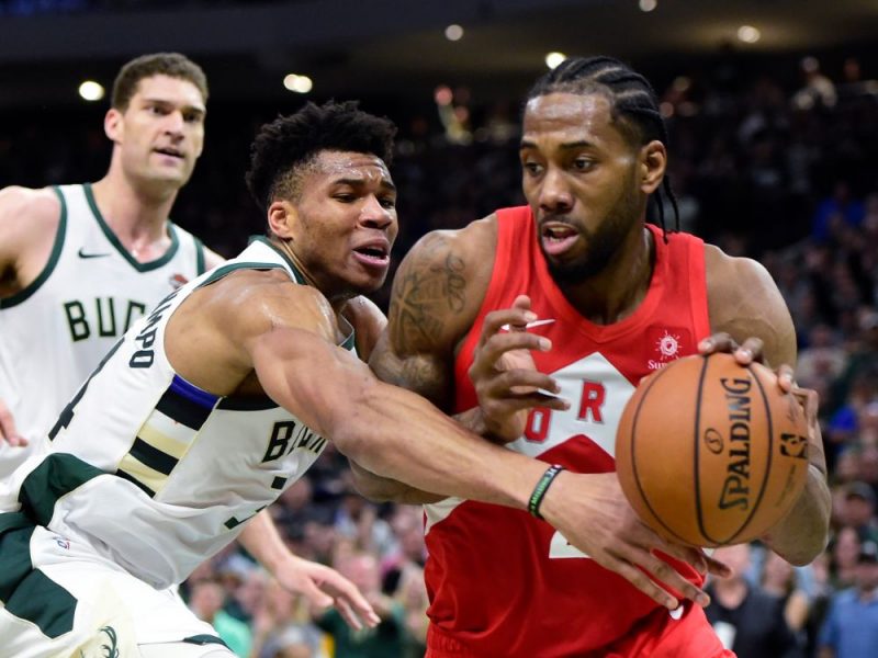 NBA zvaigznes – Kavai Lenards (no labās) pret Janni Adetokunbo.