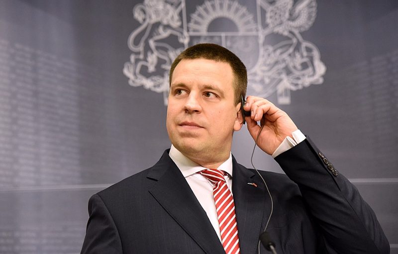 “Šī ir brīnišķa iespēja, kad abi premjeri var apgalvot, ka 100% viedokļi sakrīt tādās jomās kā drošība un aizsardzība,” teica Igaunijas ministru prezidents Jiri Ratass.