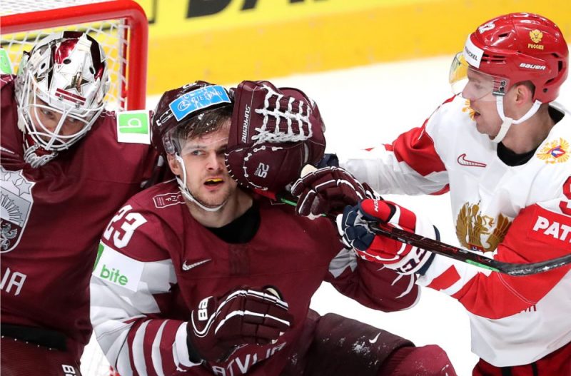 Jevgēņijs Kuzņecovs (no labās) pasaules čempionāta spēlē pret Latviju – Teodoru Bļugeru un Elvi Merzļikinu.