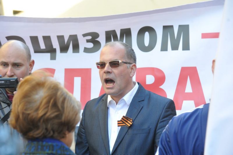 Uzvaras parkā esošā pieminekļa aizstāvības pikets pie Saeimas 9. maijā