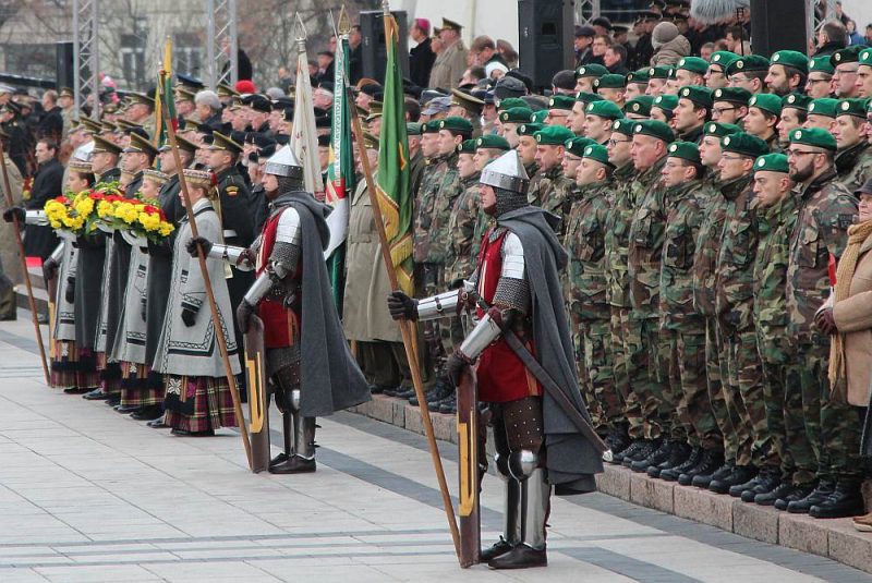 Atzīmējot Bruņoto spēku dienu, ierasts atsaukties uz vēsturi un uzsvērt NATO sabiedroto atbalstu. Pašlaik gan galvenā cīņa notiek informatīvā kara frontēs.