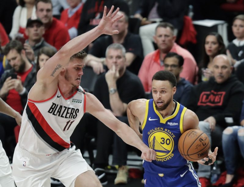 Stefens Karijs (pa labi) un “Warriors” piekto gadu pēc kārtas spēlēs NBA finālā.
