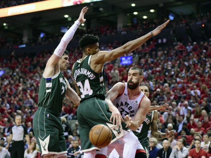 Marks Gasols (pa labi) prret Milvoki “Bucks” cīņā par otro uzvaru austrumu konferences finālā.