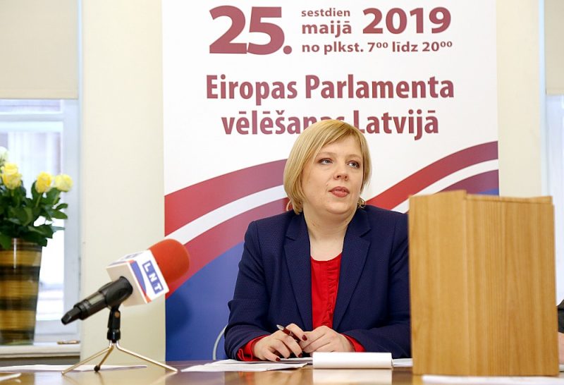 Centrālās vēlēšanu komisijas priekšsēdētāja Kristīne Bērziņa aicina vēlētājus neuztraukties, jo paziņojums, kuros norādīts katra vēlētāja vēlēšanu iecirknis, nav balsošanas dokuments un tam ir tikai informatīvs raksturs, tāpēc varot droši doties uz vēlēšanām arī bez tā.