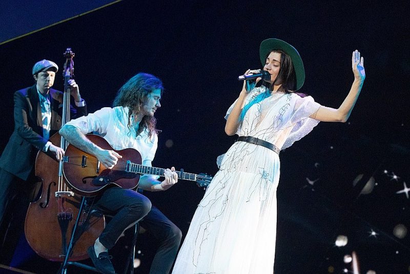 Latviešu grupa “Carousel” jau ir izmēģinājusi Eirovīzijas skatuvi Telavivā. Viņu priekšnesumu otrajā pusfinālā veidošot dziesmas radītā noskaņa mijiedarbībā ar videoprojekciju, un mūziķiem mugurā būs Līgas Bangas dizainētie tērpi.