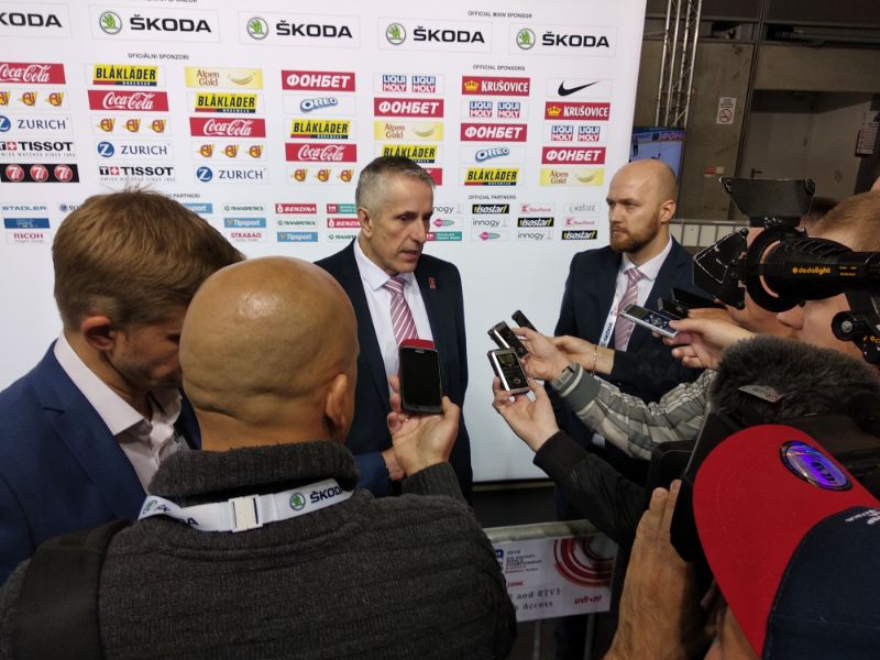 Bobs Hārtlijs žurnālistu ielenkumā pasaules čempionātā Bratislavā.