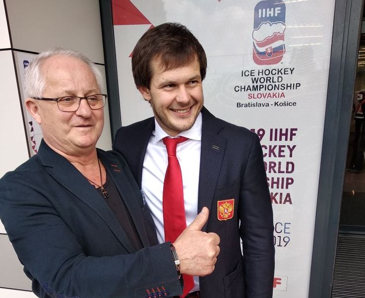 Jūliuss Šuplers ar Krievijas izlases hokejistu Jevgēņiju Dadonovu, kurš viņa vadībā spēlēja 2012/2013.gada sezonā Doņeckā.