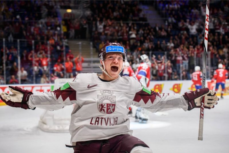 Rihards Marenis līksmo par gūtajiem vārtiem pret Norvēģiju.
