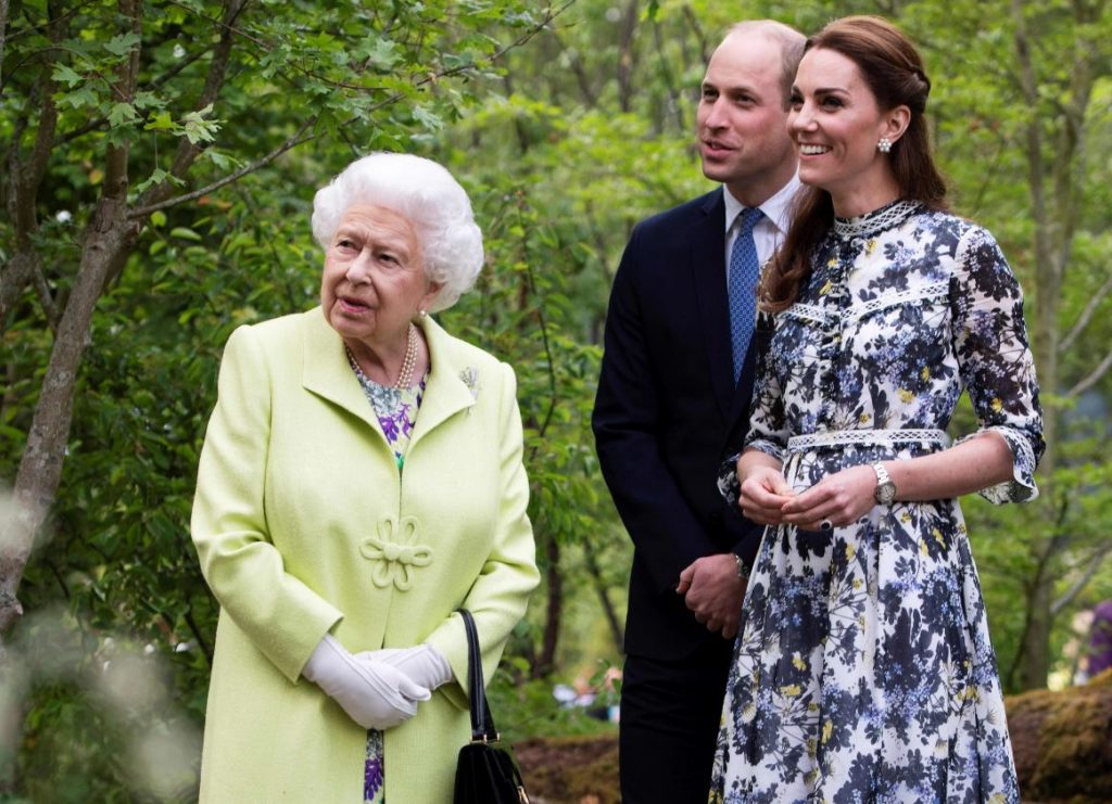 Keita Midltone iepazīstina karalieni Elizabeti ar padarīto darbu Londonas Čelsijas ziedu šovā.