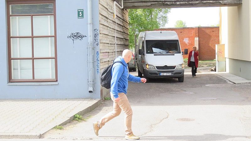 Nelaimīgā vieta, kur uzbrauca Emīlijai. Kravas automobilis stāvēja vietā, kur redzams busiņš, bet pensionāre bija aptuveni tur, kur vīrietis, vai nedaudz iepriekš.