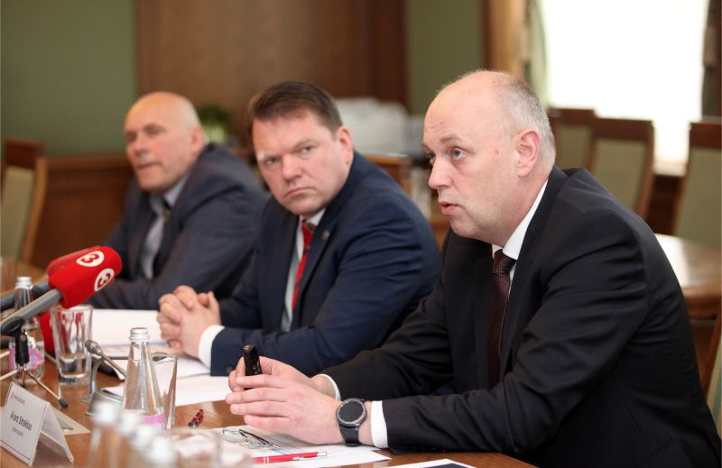 VAS “Latvijas dzelzceļš” valdes loceklis Ēriks Šmuksts (no kreisās), valdes priekšsēdētājs Edvīns Bērziņš un valdes loceklis Aivars Strakšas piedalās preses konferencē, kurā informē par uzņēmuma aktualitātēm.