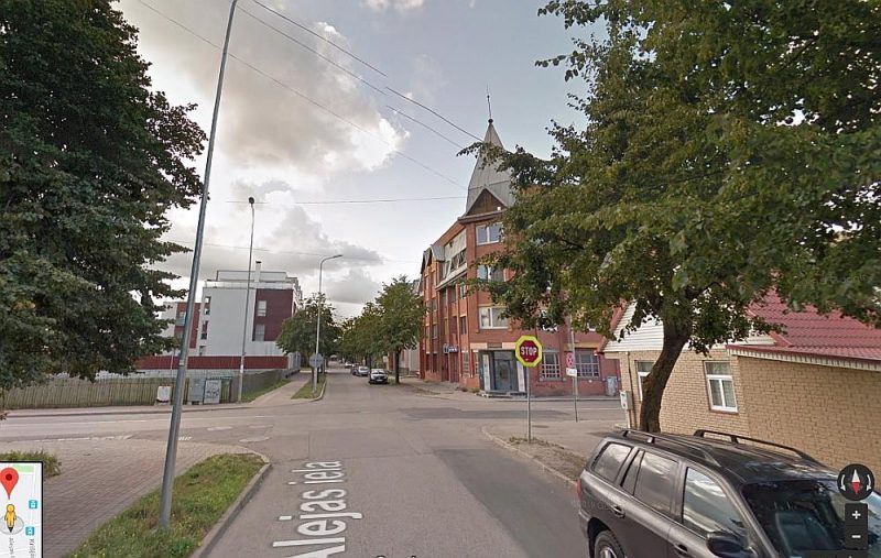 Kā norāda ceļa zīme, pa Alejas ielu braucošajiem ir jāapstājas pirms krustojuma ar Jūrmalas ielu. Taču “Volvo” vadītājs to neizdarīja un ar savu auto ietriecās sānos mersedesam.