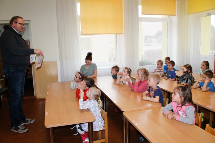 Mazie klausītāji ar interesi aplūkoja lapsas, vilka, lūša, brieža, aļņa un citu dzīvnieku attēlus.
