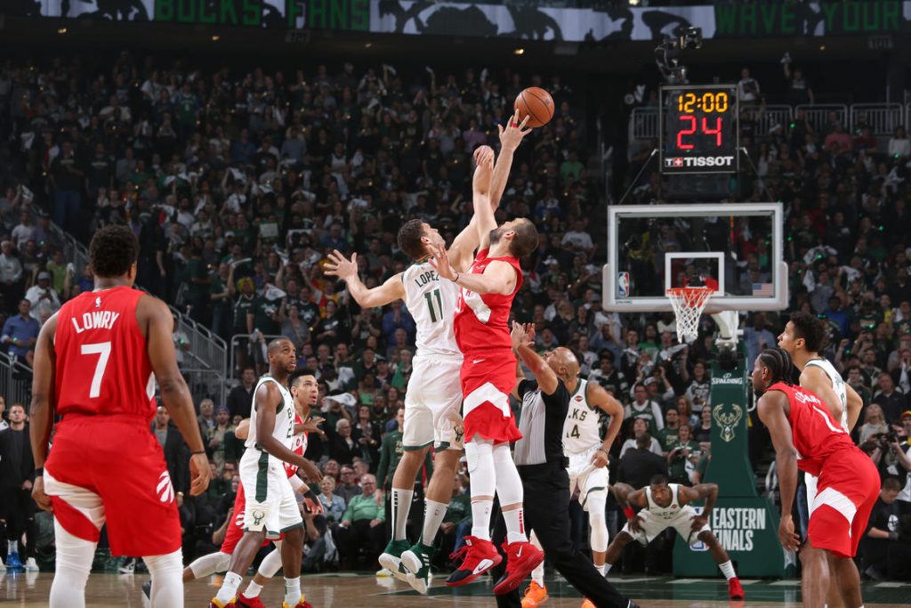 “Raptors” basketbolisti (sarkanajās formās) bija pārāki par “Bucks” un spēlēs NBA finālā.