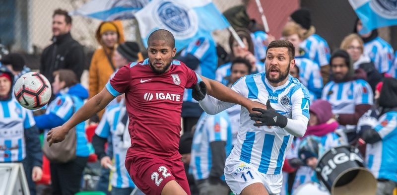 “Jelgava” spēlētājs Džeremijs Fernadess (no kreisās) un “Riga” futbolists Artūrs Karašausks.