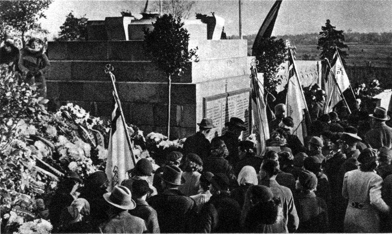 Pieminekļa atklāšana 1937. gadā.