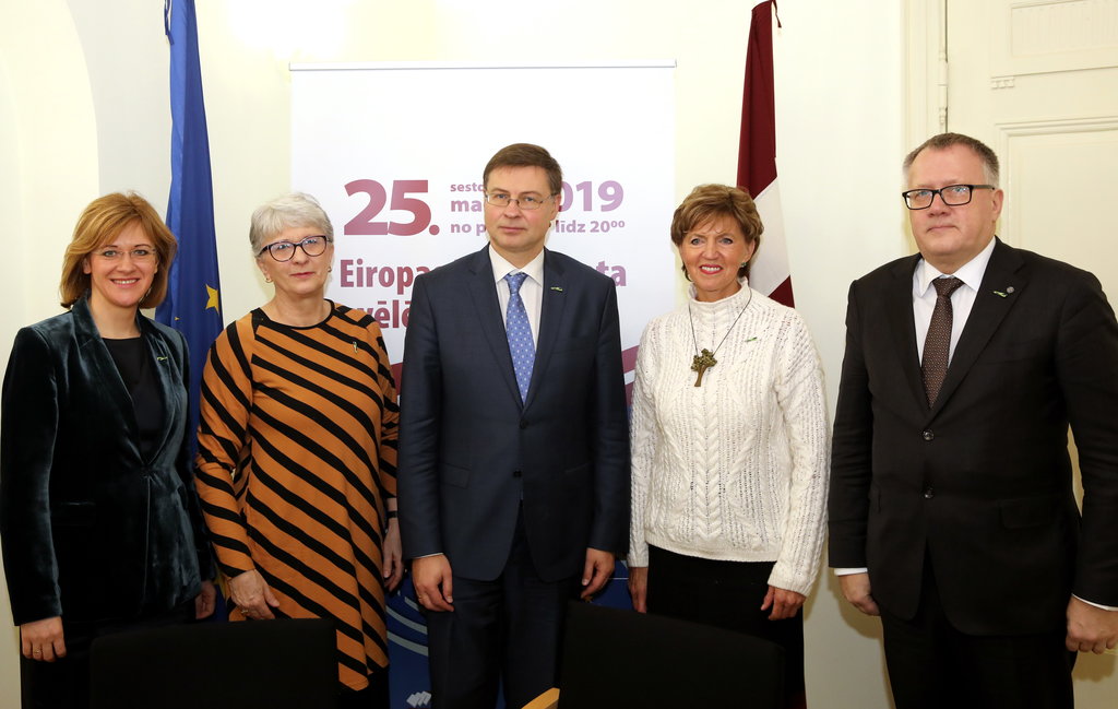 Partiju apvienības “Jaunā Vienotība” kandidāti Eiropas Parlamenta (EP) vēlēšanām – Latvijas Ārlietu ministrijas parlamentārā sekretāre Zanda Kalniņa-Lukaševica, līdzšinējā EP deputāte Sandra Kalniete, Eiropas Komisijas viceprezidents Valdis Dombrovskis, līdzšinējā EP deputāte Inese Vaidere un partiju apvienības valdes priekšsēdētājs Arvils Ašeradens fotografējas kopbildei pēc kandidātu sarakstu un programmu EP vēlēšanām iesniegšanas Centrālajā vēlēšanu komisijā.