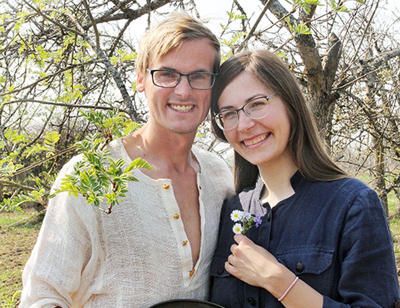 Jānis Vaivars un Elīna Skudra Ragārēs saimnieko divatā. Tikai tad, kad darbi sastrēgst, aicina kādu talkā.